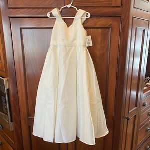 New with Tags! David’s Bridal Flower Girl Dress in size 5T. Classic Style!